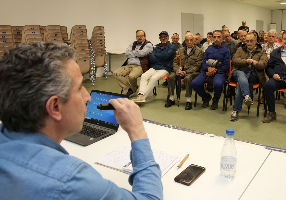 Reunión informativa de la junta directiva de la Segoviana con socios para explicar el proceso de conversión en SAD.