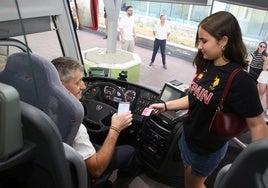 Una chica accede al autobús con su tarjeta de Buscyl.