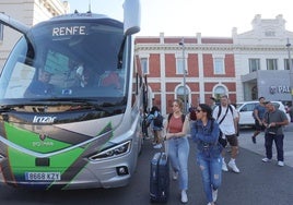 Trayecto de los pasajeros en autobús desde la estación por obras el verano pasado.