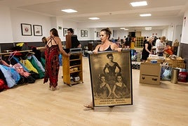 Marta Aranzana, junto con varias alumnas y amigas, recoge el material atesorado durante años en los locales de la calle Ruiz Hernández.
