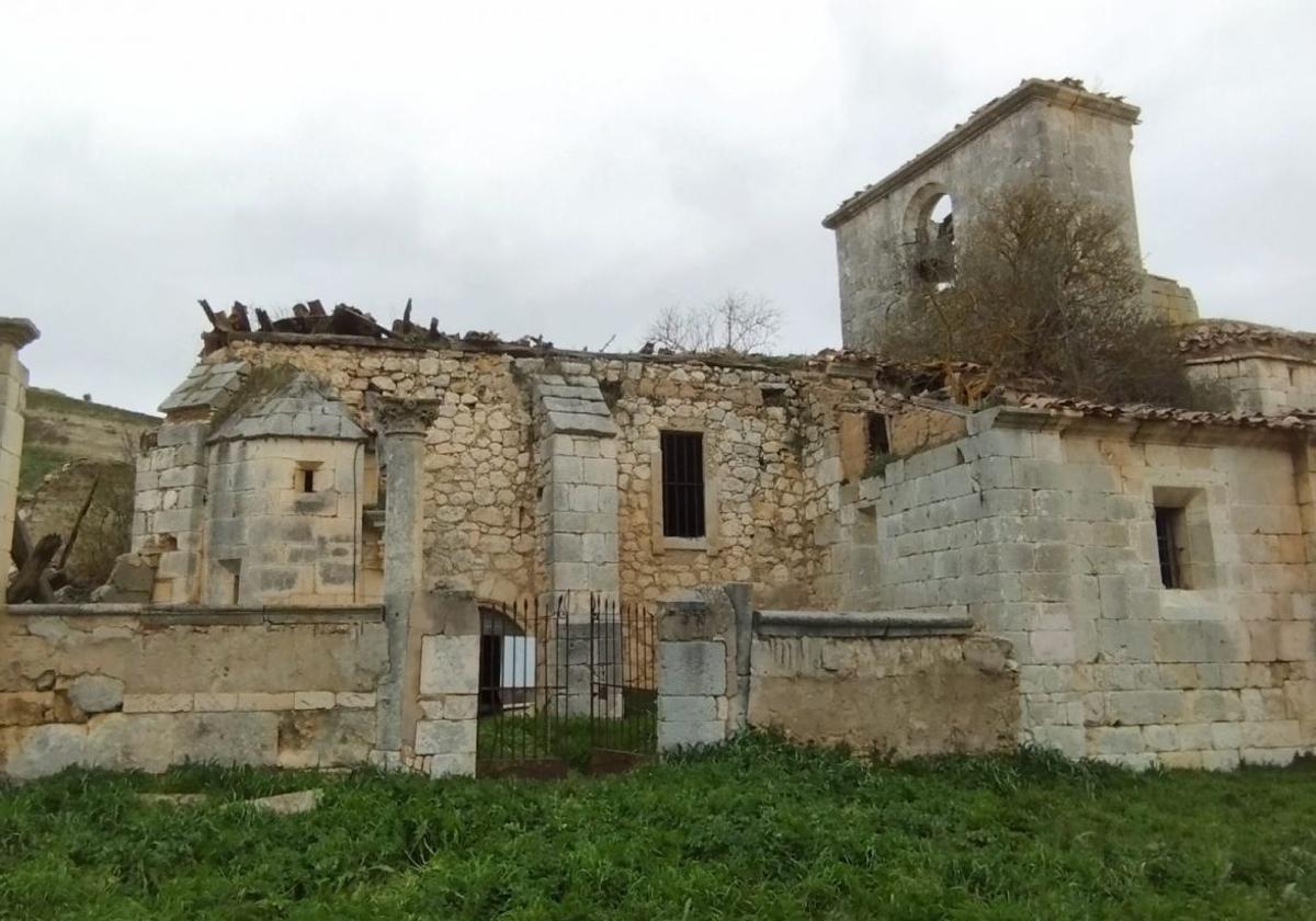 Imagen del estado en ruinas de la iglesia de San Juan Evangelista, en Villalval, pedanía de Cardeñuela (Burgos).