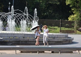 Dos mujeres pasean por la plaza de Zorrilla.