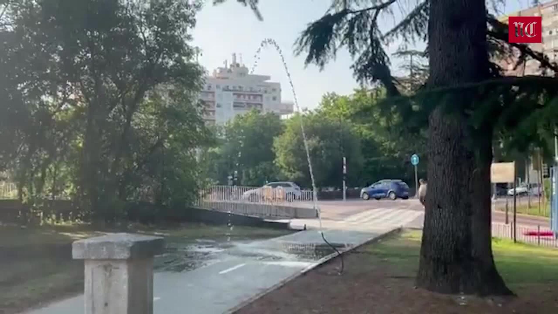 Un 'géiser' riega el nuevo carril bici de Isabel la Católica