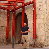 Miguel Ángel Oliveira, alcalde de Tordesillas, junto al Palacio de los Alderete.