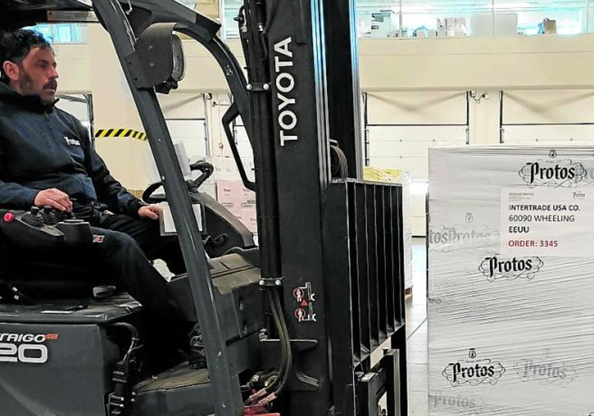 Un operario mueve cajas de vino con destino a la exportación.