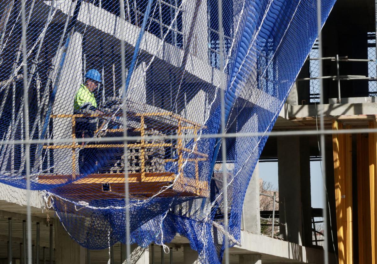 Un trabajador de la construcción en plena faena en una obra en Valladolid.