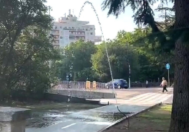 El llamativo 'géiser' sobre el carril bici de Isabel la Católica por la salida de agua de un tubo de riego antes del cruce con Poniente en una escena grabada por el concejal del PSOE Luis Vélez.