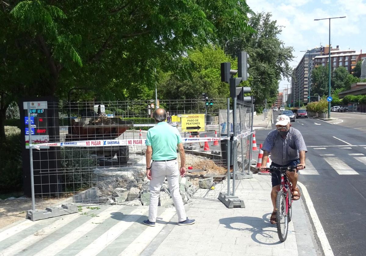 Tramo en obras para conectar el carril bici y retrasar el paso de cebra antes del paso hacia Poniente.