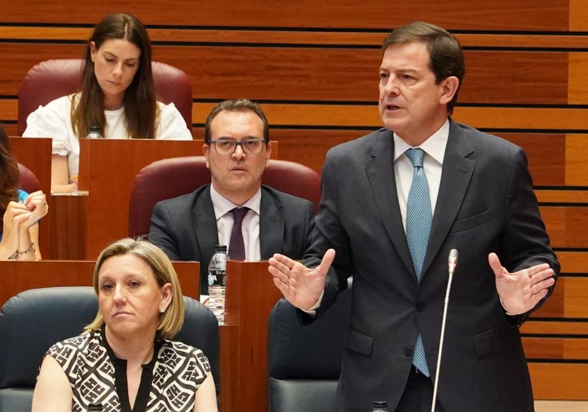El presidente de la Junta, Alfonso Fernández Mañueco, durante el último pleno de las Cortes.