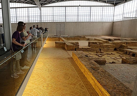 Turistas en las instalaciones de la villa romana de La Olmeda el verano pasado.