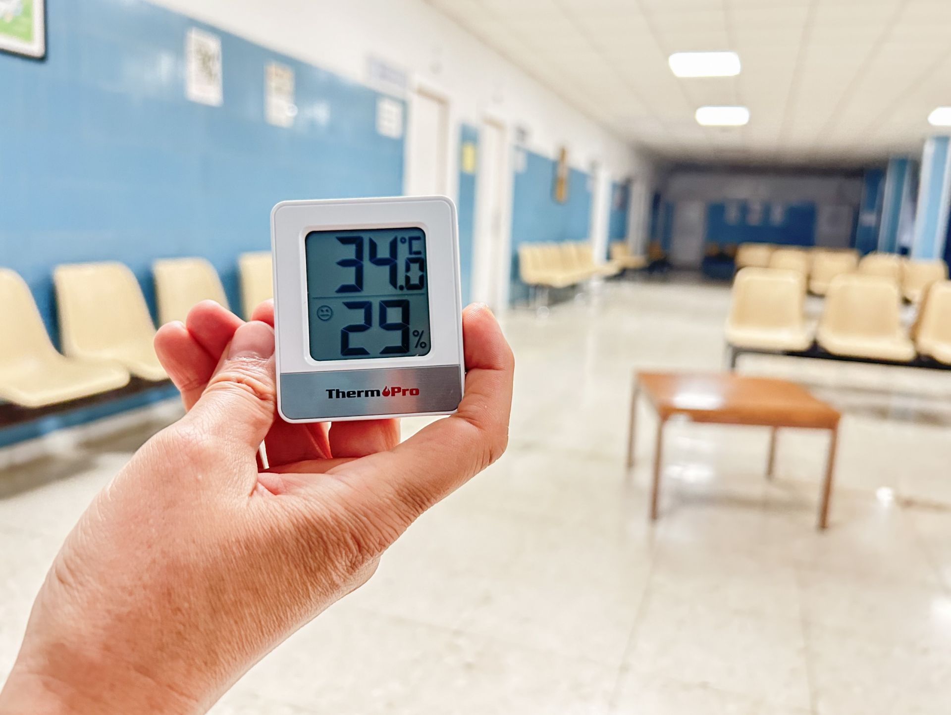 Termómetro que marca 34 grados en una sala de espera del Centro de Especialidades de Pilarica a media mañana de este miércoles.