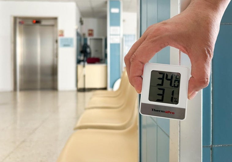 Termómetro en una sala de espera del Centro de Especialidades de Pilarica, al fondo un ventilador.
