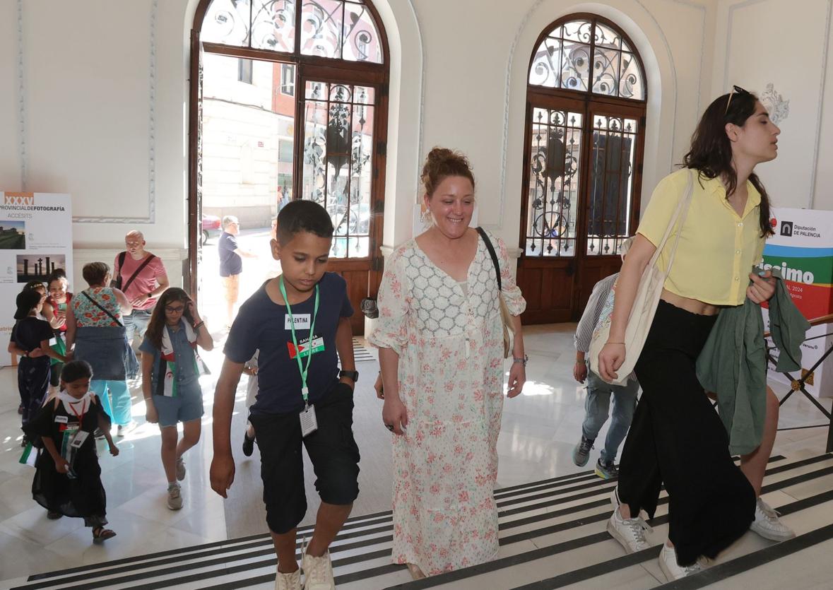 Niños saharauis, con las familias de acogida, en la Diputación.