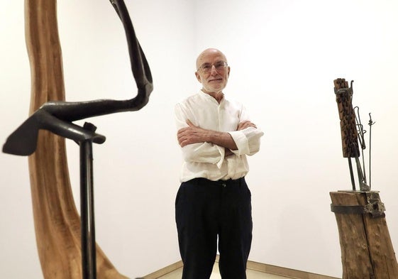 Adolfo Revuelta, junto a algunas de sus esculturas en la sala Teresa Coca del Palacio de Pimentel.