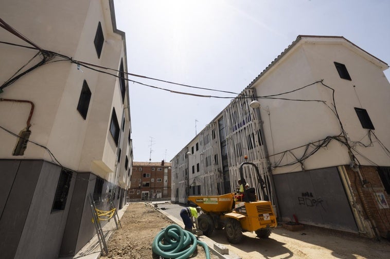 Un operario trabaja en las labores de urbanización en el 29 de Octubre.