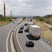 Camiones y turismos en la zona de las curvas de Dueñas.