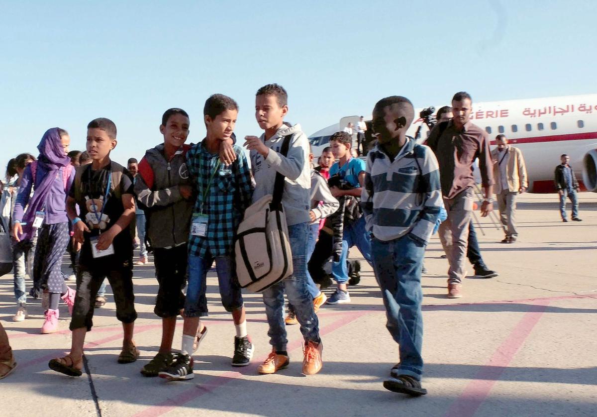 Llegada al aeropuerto de Valladolid de niños saharauis, en una pasada edición del programa Vacacaciones en Paz.