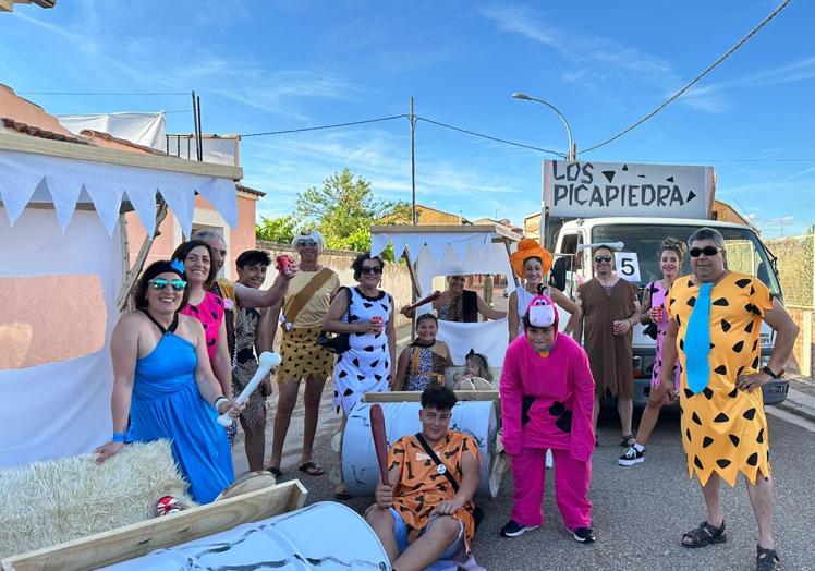 Un grupo local caracterizado como Los Picapiedra en el desfile de disfraces y carrozas.