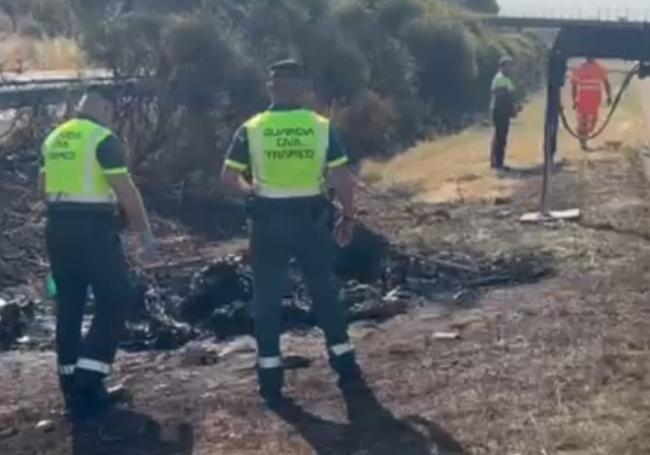 Agentes de la Guardia Civil y operarios trabajan en la zona en la que se incendió el coche de Diogo Jota.