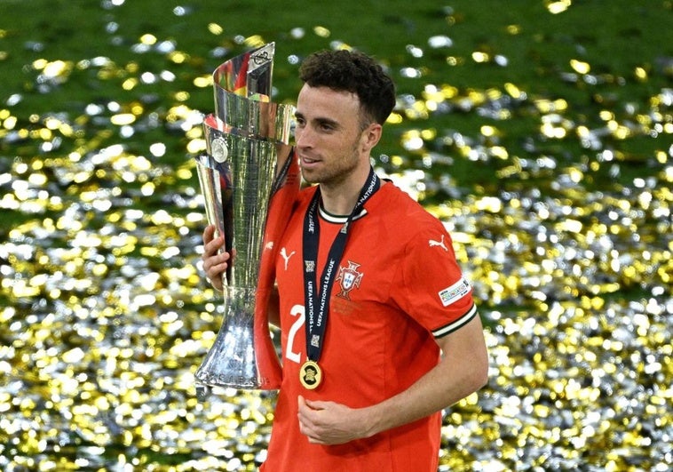 Diogo Jota, con la copa de la Uefa Nations League que ganó con Portugal.