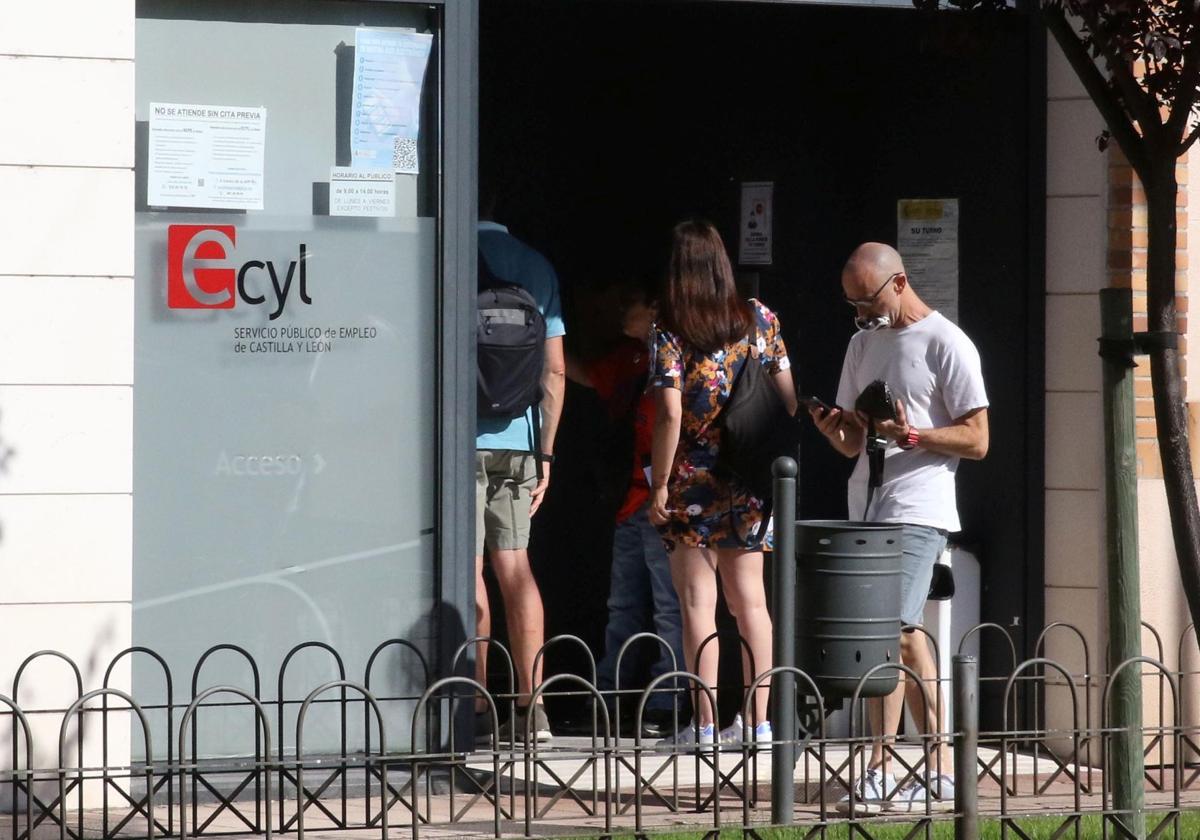 Un grupo de personas en la puerta de la oficina del Ecyl en Segovia.
