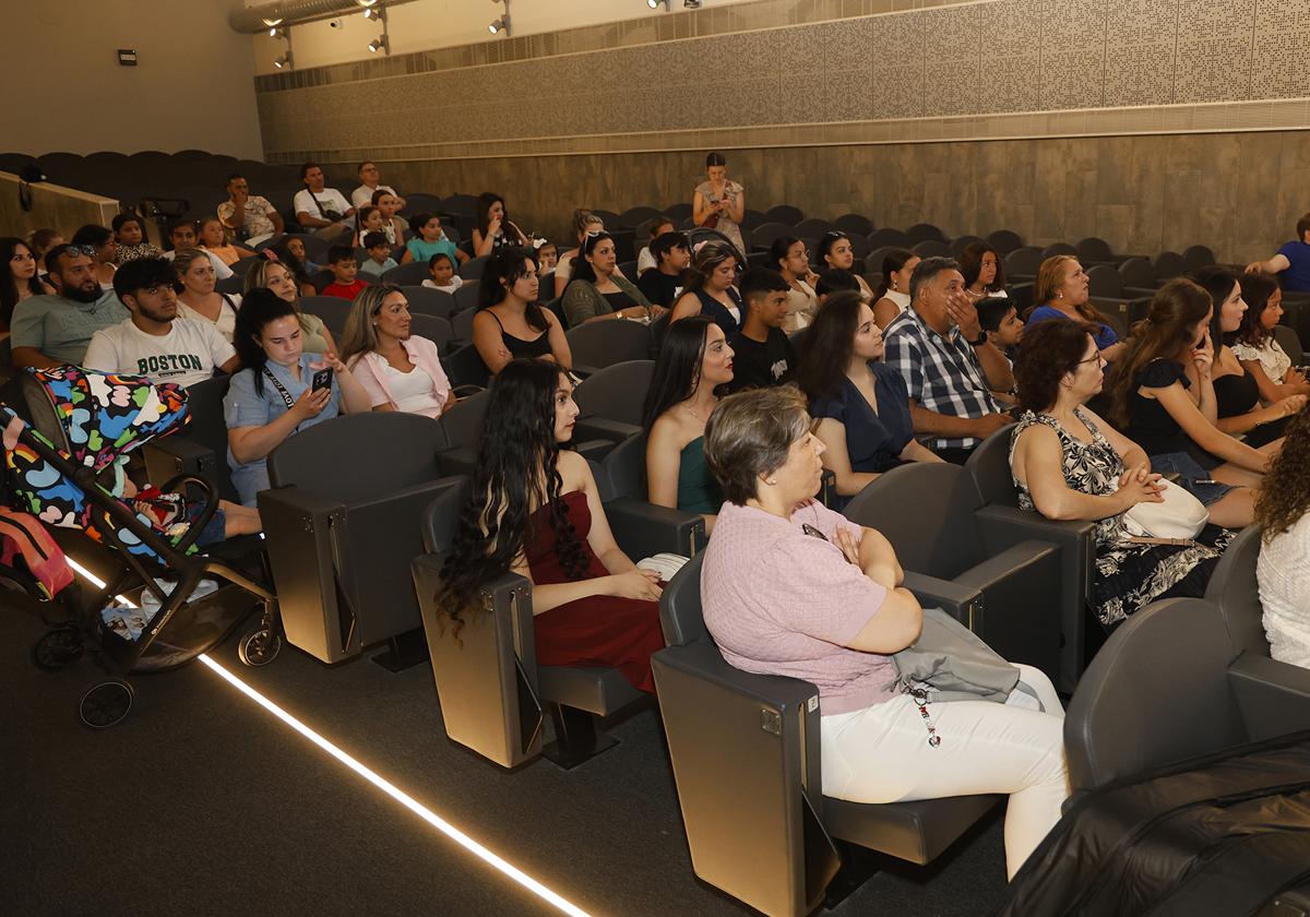 Público asistente este jueves a la jornada del XIII Encuentro de Estudiantes Gitanos en el Centro Cultural.