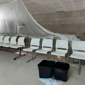 Toallas y cubos recogen el agua de una gotera en el centro de salud de San Lorenzo, junto a los plásticos que protegen una zona en obras.
