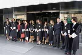 Jueces y fiscales se concentran a las puertas del juzgado.