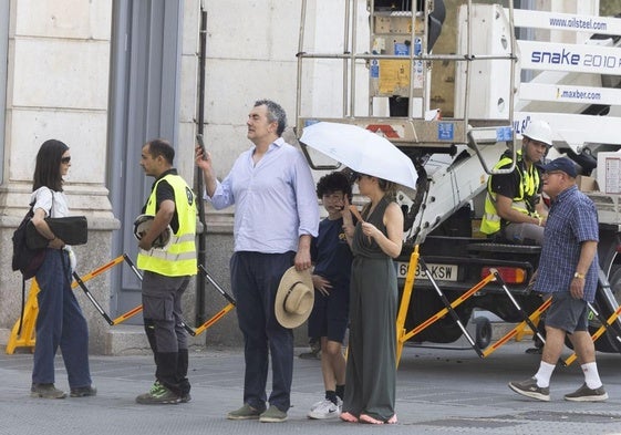 Trabajadores y peatones a la sombra en una calle de Valladolid este miércoles.