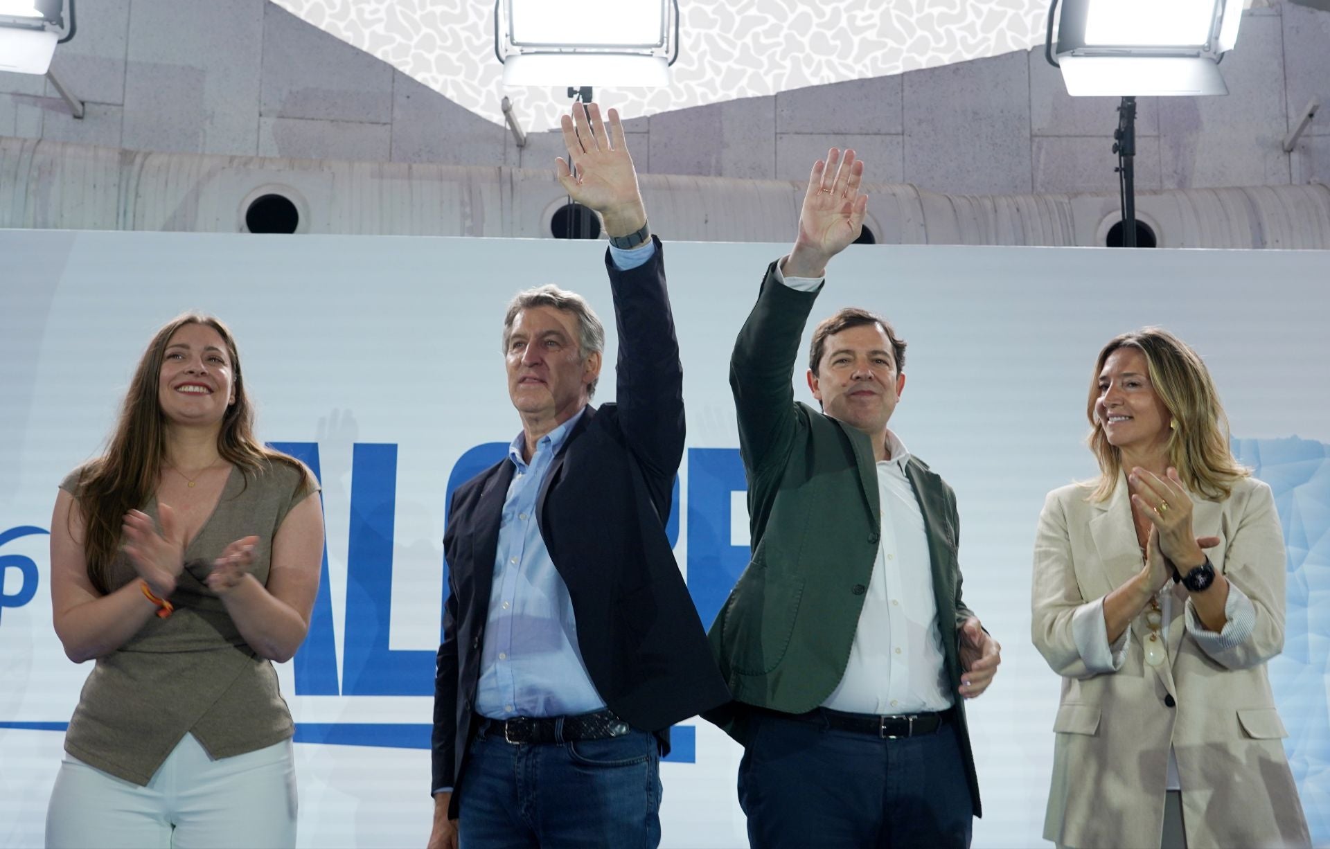 Ester Muñoz, nueva portavoz en el Congreso, Alberto Núñez Feijóo, Alfonso Fernández Mañueco y Alicia García, en el último mitin del presidente del PP en Castilla y León.