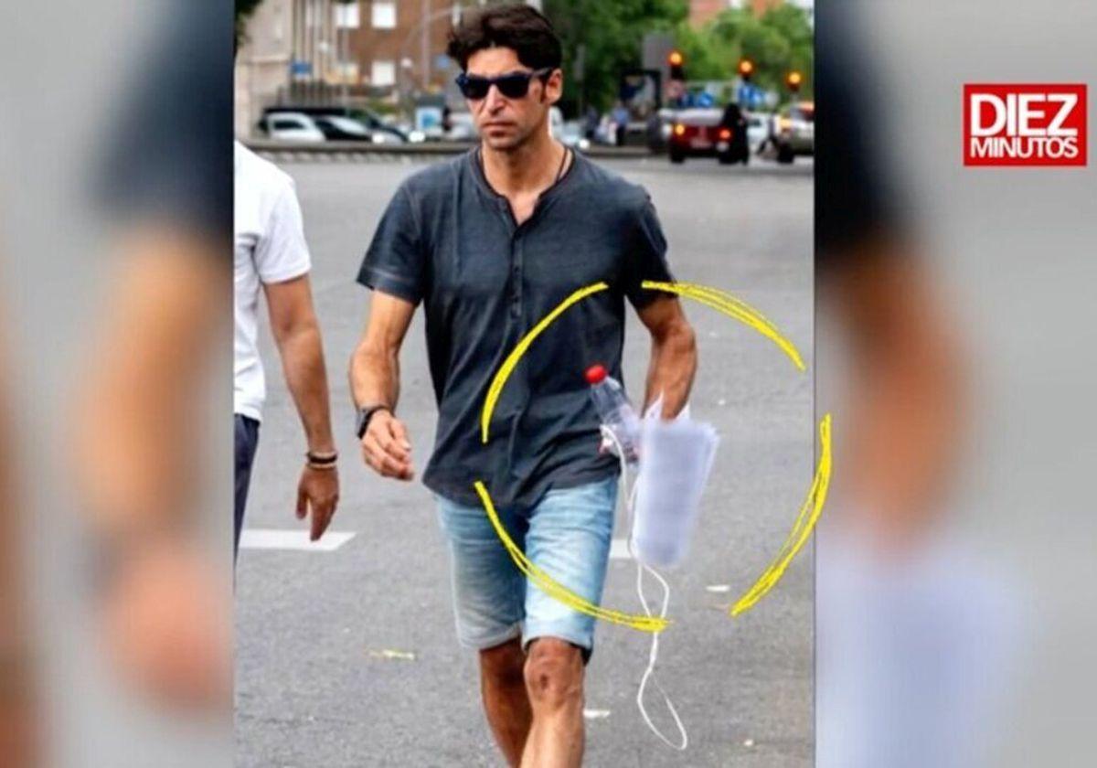 Cayetano con el parte médico.
