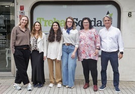 Miembros del equipo Treball Solidari durante la inaguración de su nueva sede en la avenida Gloria Fuertes, el pasado mes de junio.