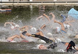 Triatletas en el Pisuerga en la 26ª edición del Triatlón Ciudad de Valladolid en 2024
