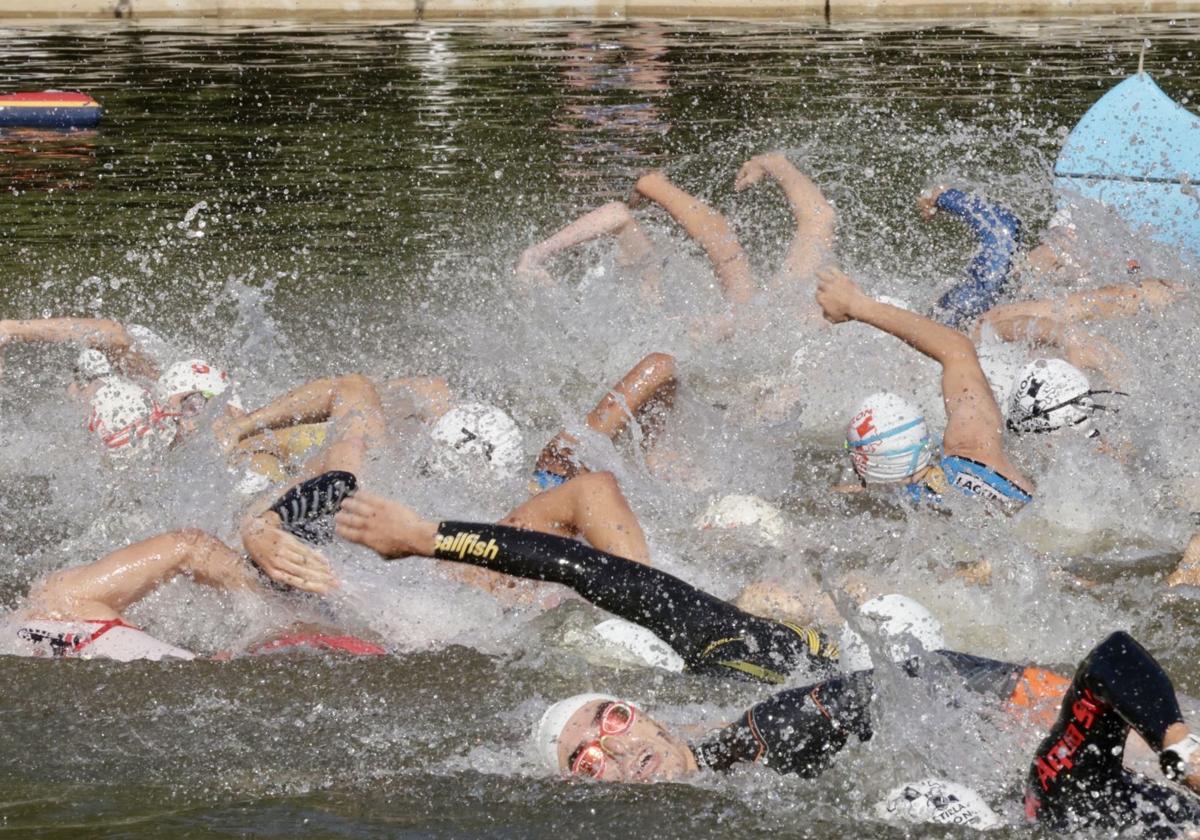 Triatletas en el Pisuerga en la 26ª edición del Triatlón Ciudad de Valladolid en 2024