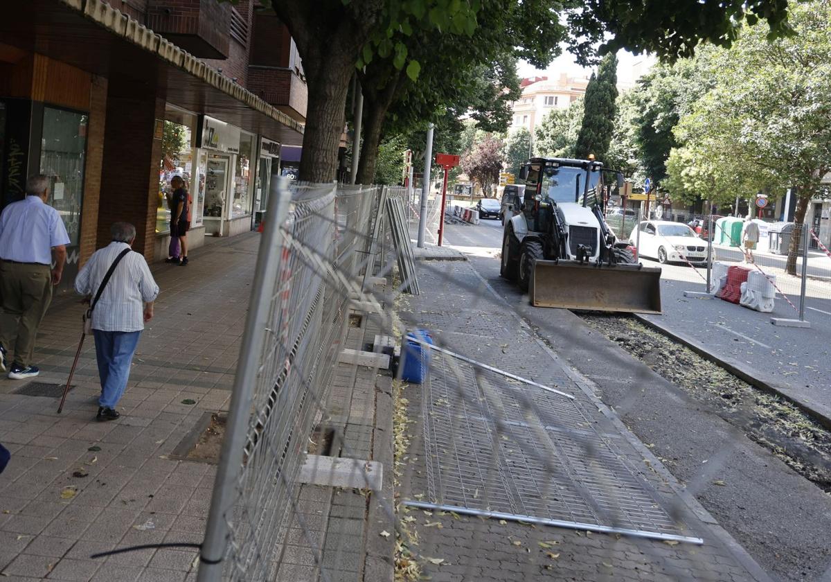 Obras de la red de calor en la avenida Casado del Alisal.