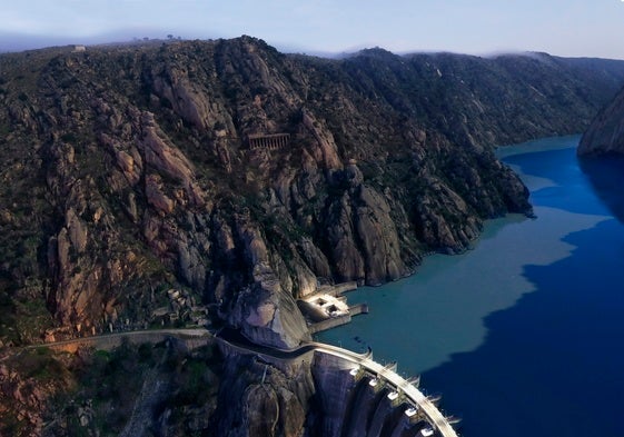 Embalse, presa y central hidroeléctrica de bombeo de Aldeadávila, en la provincia de Salamanca.