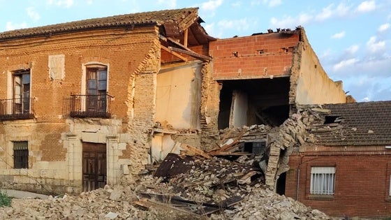 Derrumbe de la casa del siglo XVI en el que se ve el tejado afectado de la casa colindante.