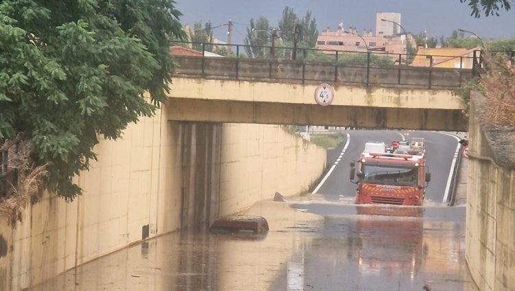 Coche atrapado en un paso subterráneo de Medina del Campo.