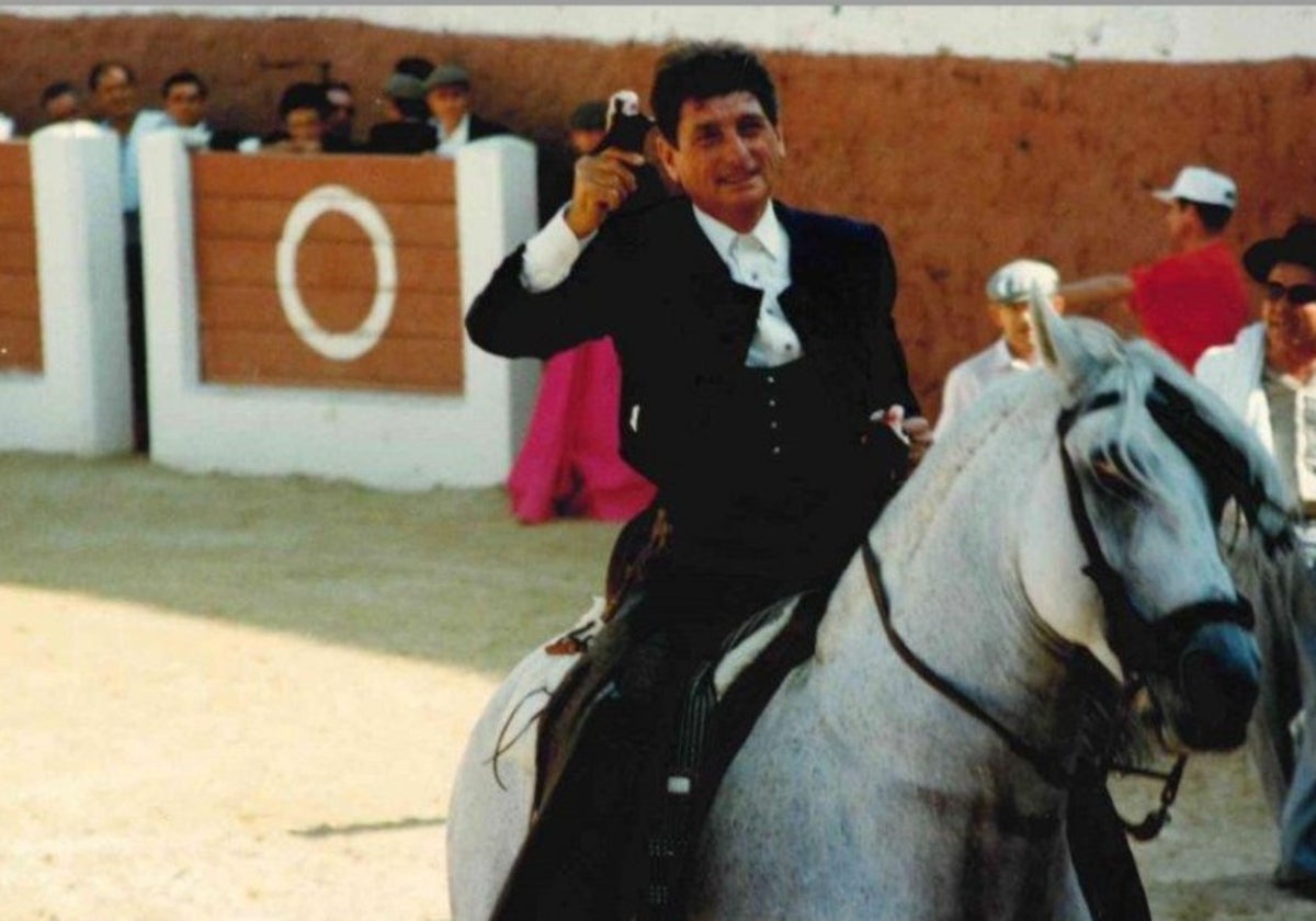 El rejoneador Rafael Peralta en uno de los afamados festivales a beneficio de la residencia de ancianos
