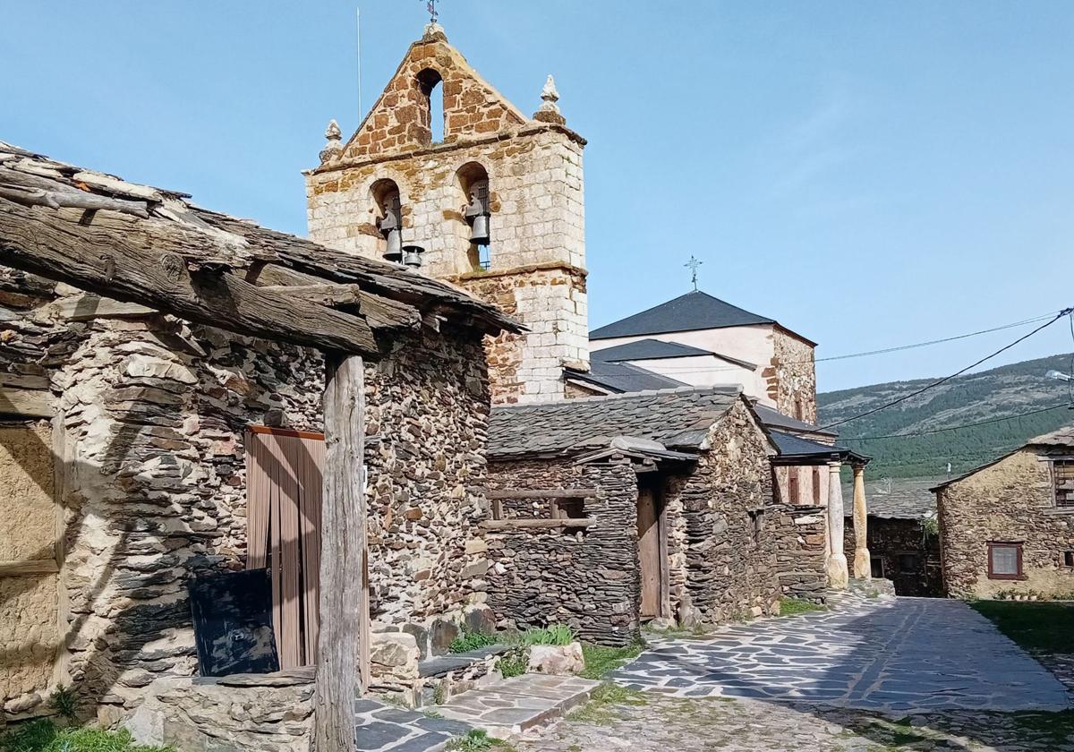 Viviendas antiguas situadas en El Muyo, pedanía de Riaza.