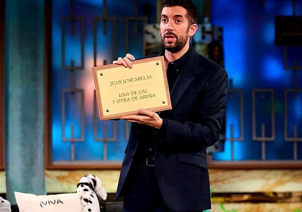 David Broncano con la placa dedicada a Millas.