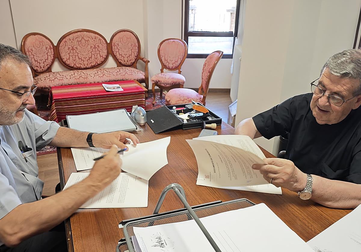 Firma del convenio entre la fundación y la diócesis.