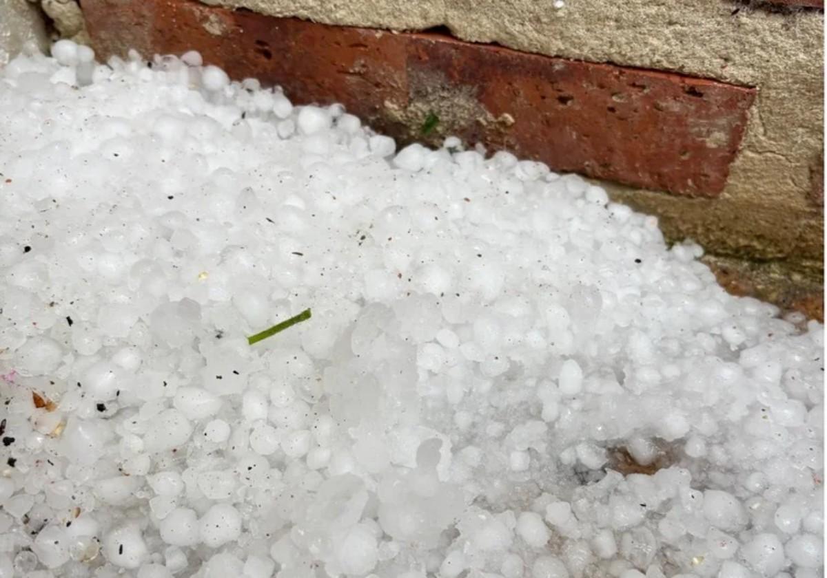 El granizo llegó a tener un centímetro de grosor.