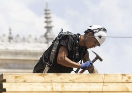 Un operario, trabajando bajo el sol en plena ola de calor.