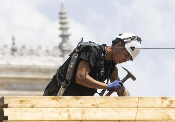 Un operario, trabajando bajo el sol en plena ola de calor.