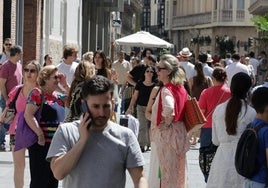 Varias personas caminan por la calle Constitución el pasado 26 de junio.
