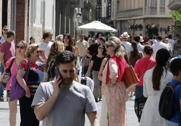 Varias personas caminan por la calle Constitución el pasado 26 de junio.