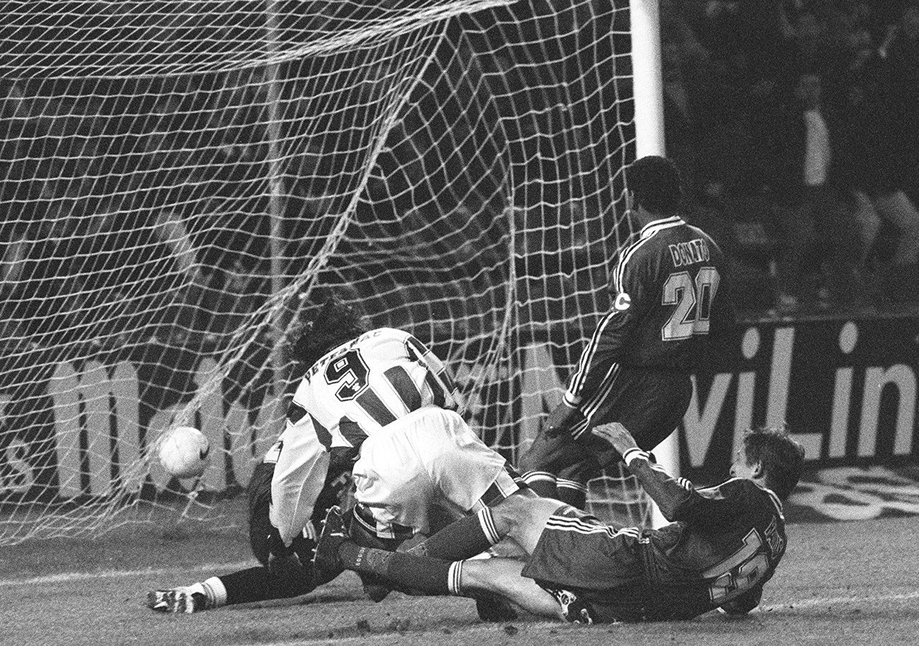 Peter Rufai, tras una maraña de jugadores, intenta despejar el balón lanzado por Peternac y que se acabó convirtiendo en el único gol del encuento entre Real Valladolid y Deportivo de la Coruña.