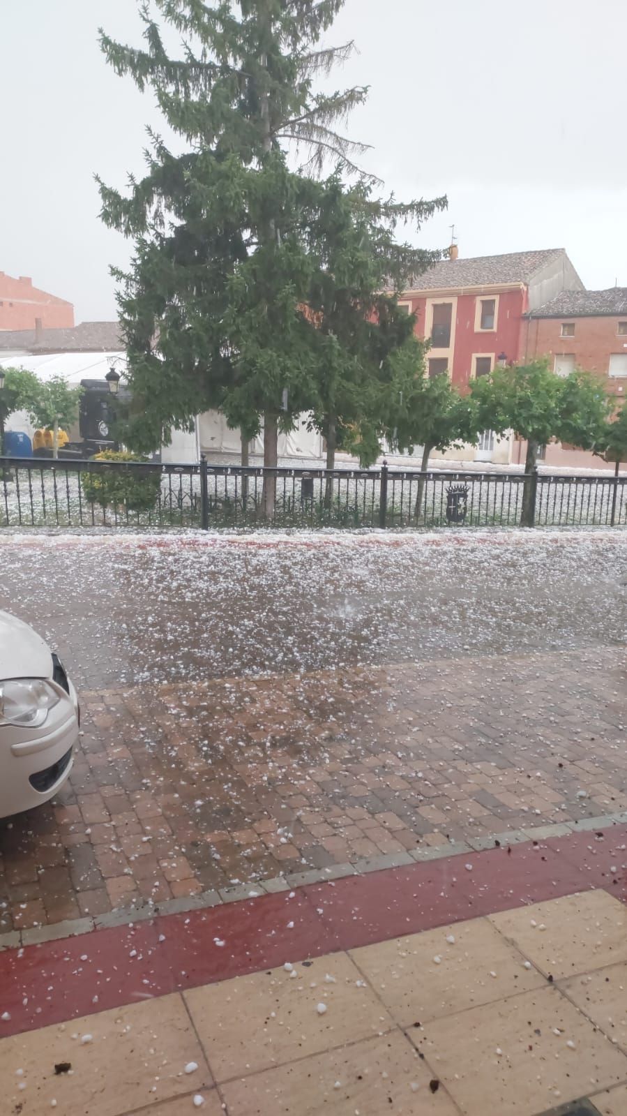 Una granizada rompe más de una decena de lunas de vehículos en Osorno