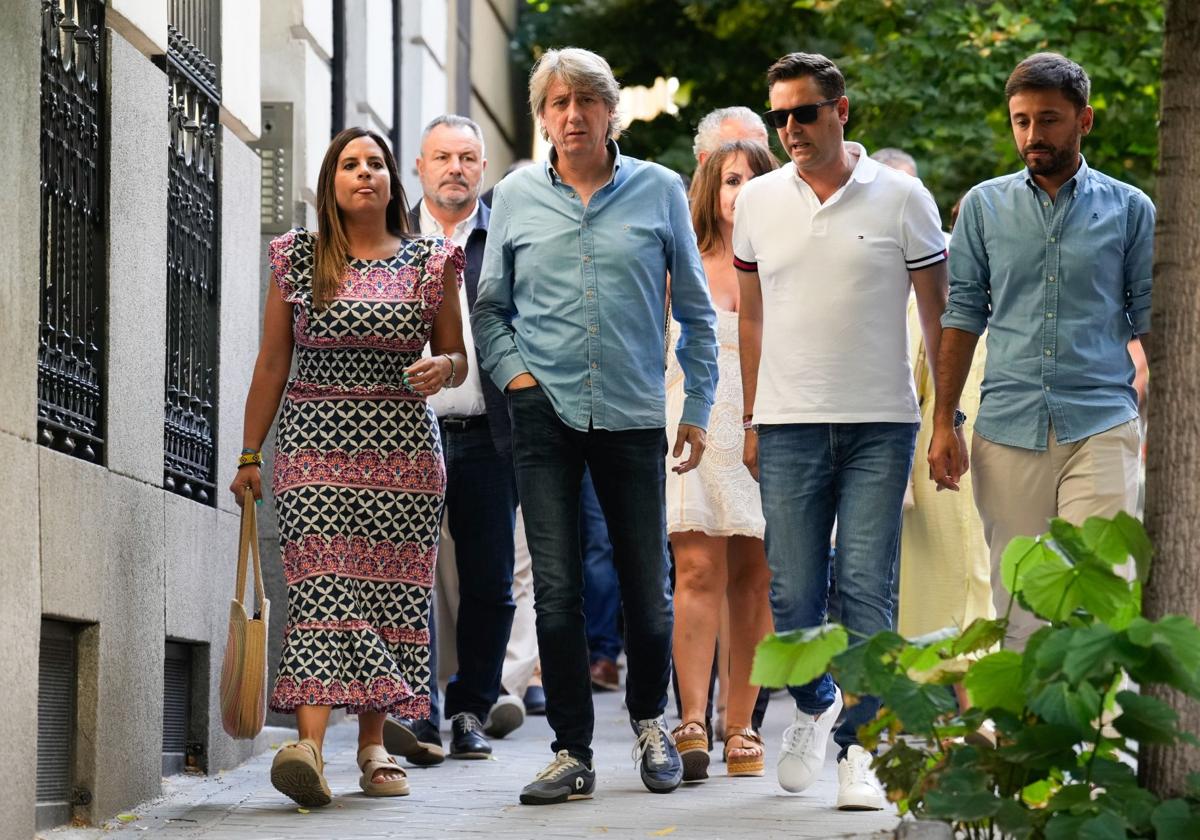 La delegación del PSOE de Castilla y León llega a Ferraz.